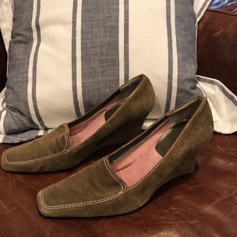 Ann Marino Olive Suede Wedges